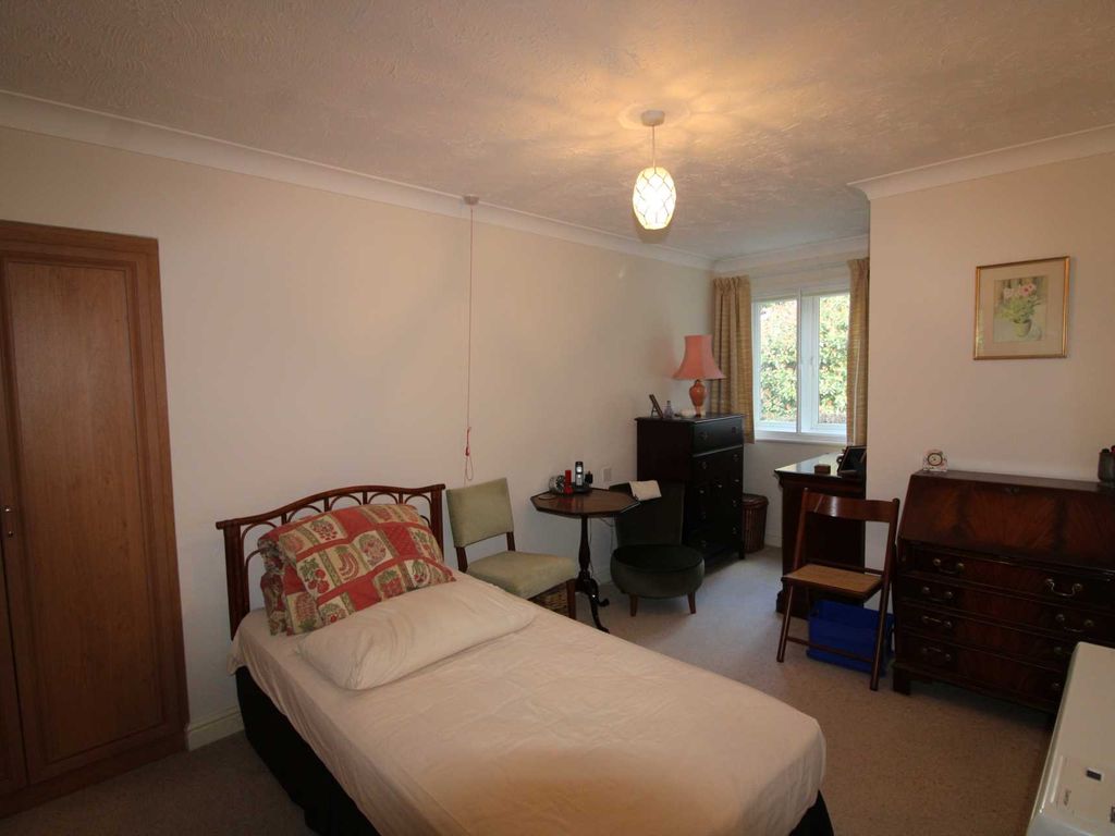 1 bed flat for sale in Potters Court, Potters Bar EN6, £145,000