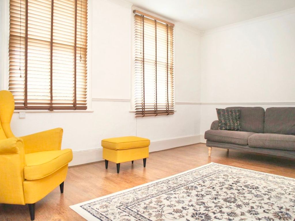 2 bed flat for sale in Gurney Road, Stratford E15, £325,000