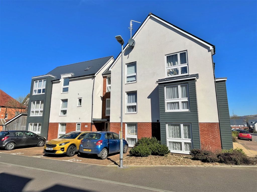 2 bed flat for sale in Foster Way, Folkestone, Kent CT20, £68,250