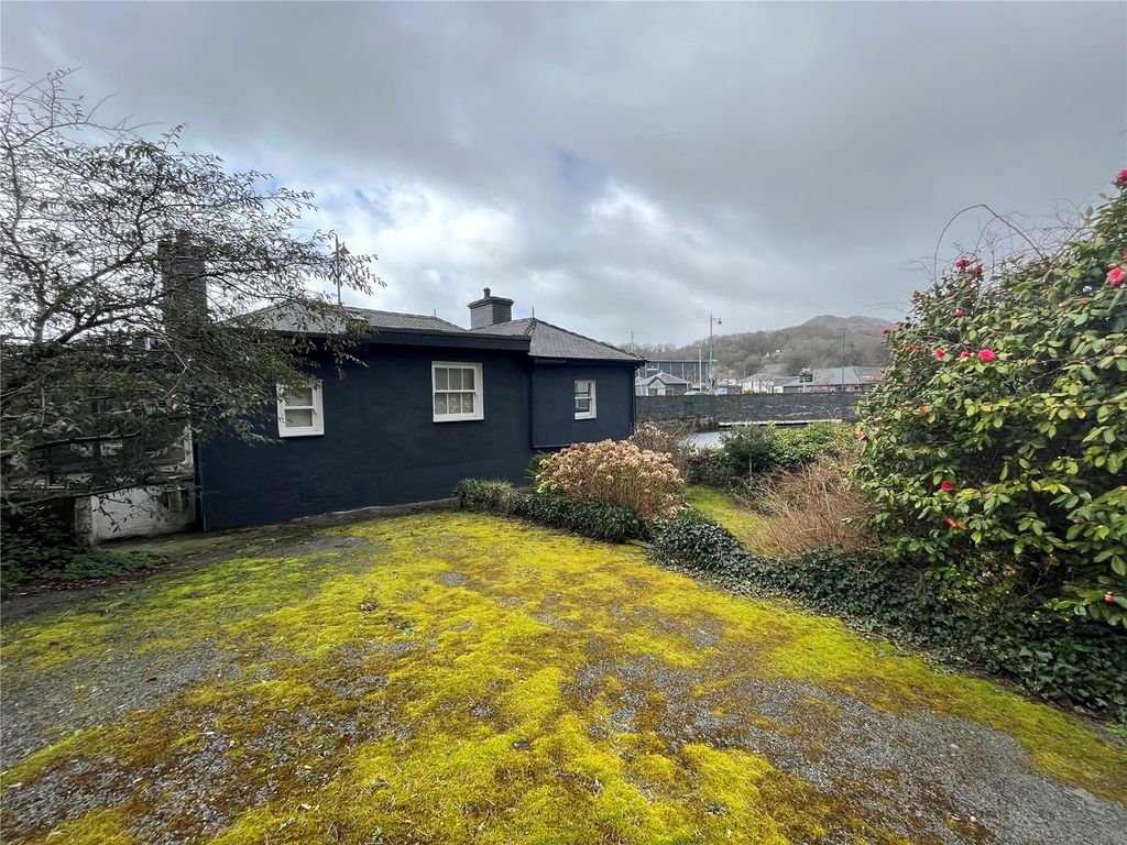 2 bed bungalow for sale in Porthmadog, Gwynedd LL49, £275,000