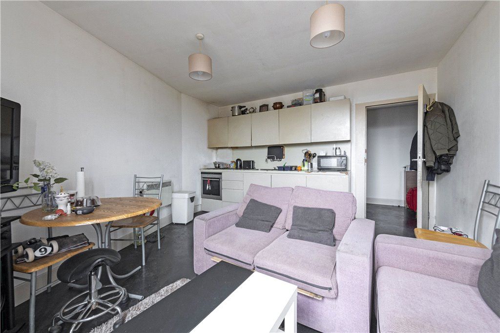 1 bed flat for sale in Garratt Lane, London SW18, £275,000