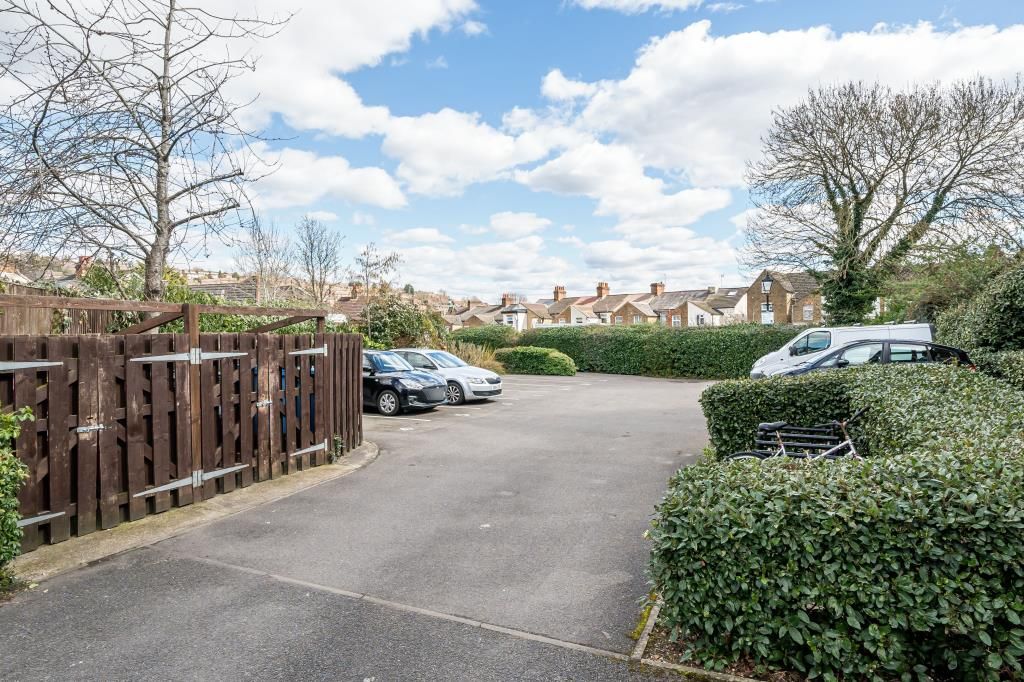 1 bed flat for sale in High Wycombe, Buckinghamshire HP12, £180,000