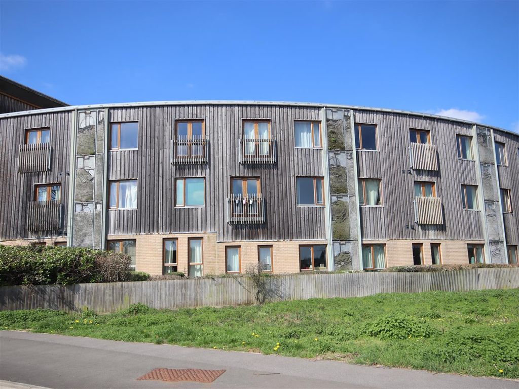 2 bed flat for sale in Great Mead, Chippenham SN15, £169,995