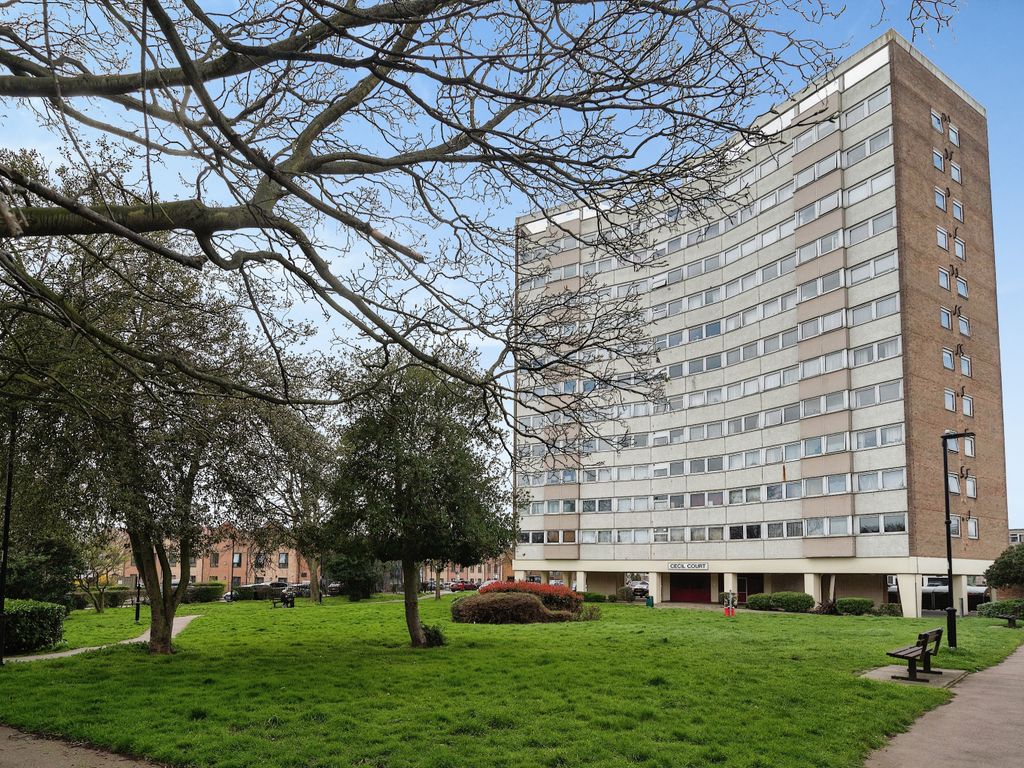 2 bed flat for sale in Cecil Court, Jones Close, Southend-On-Sea, Essex SS2, £140,000