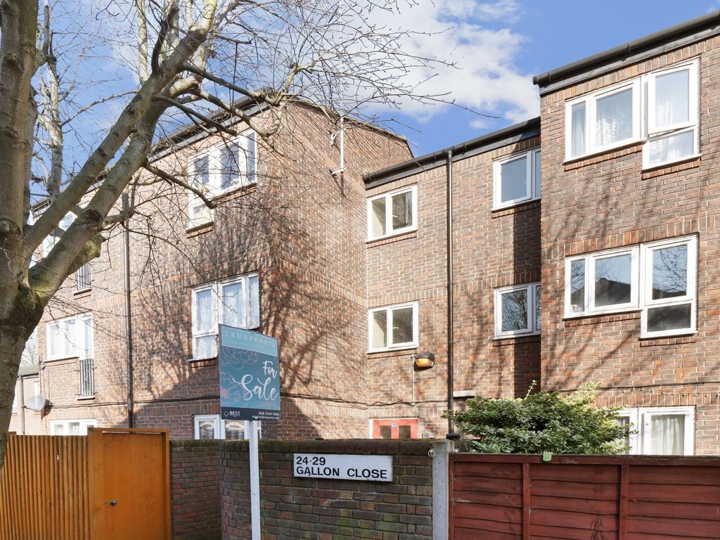 1 bed flat for sale in Gallon Close, Charlton, London SE7, £250,000