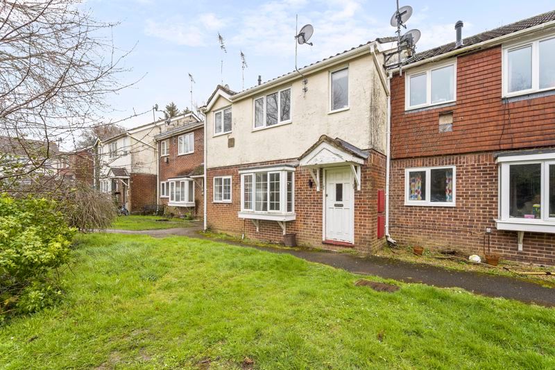 2 bed flat for sale in Victoria Close, Bovington BH20, £155,000