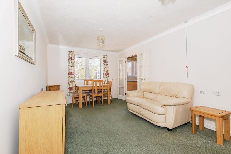 1 bed flat for sale in Greenwood Court, Epsom KT18, £158,000