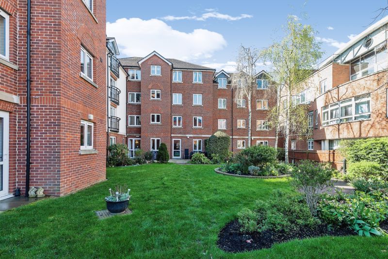 1 bed flat for sale in Greenwood Court, Epsom KT18, £158,000