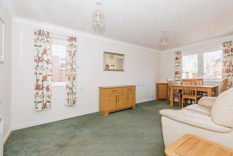 1 bed flat for sale in Greenwood Court, Epsom KT18, £158,000