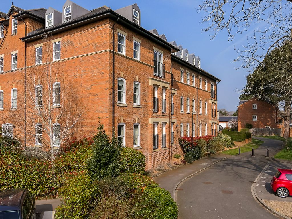 2 bed flat for sale in Steven Way, Ripon HG4, £160,000