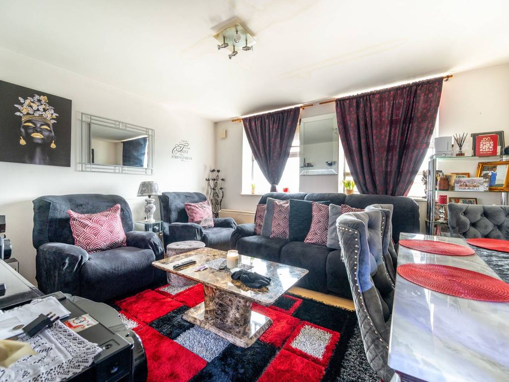 2 bed flat for sale in Romford Road, Forest Gate, London E7, £300,000