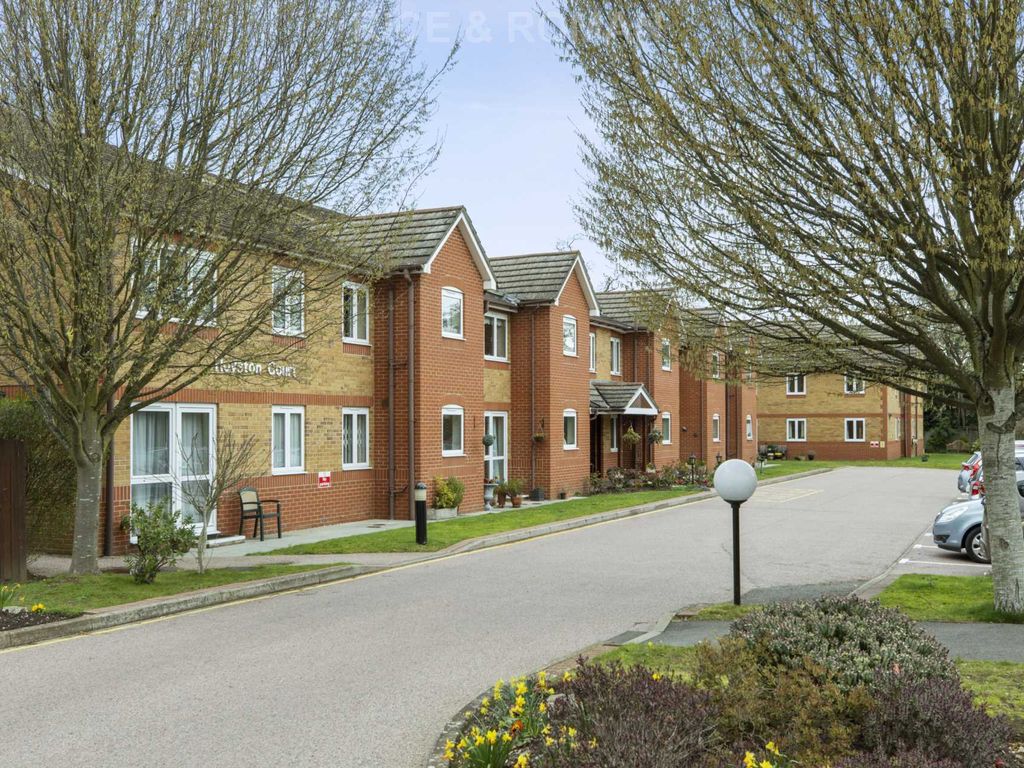 2 bed flat for sale in Royston Court, Hinchley Wood KT10, £300,000