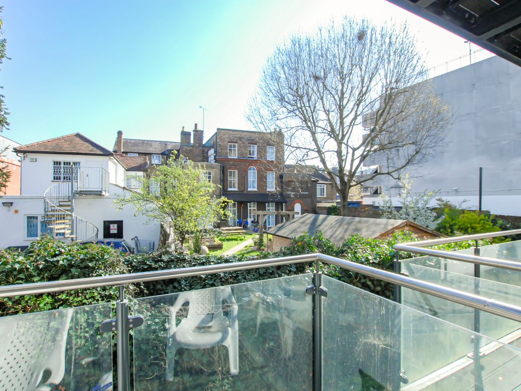 1 bed flat for sale in Harefield Road, Uxbridge UB8, £275,000