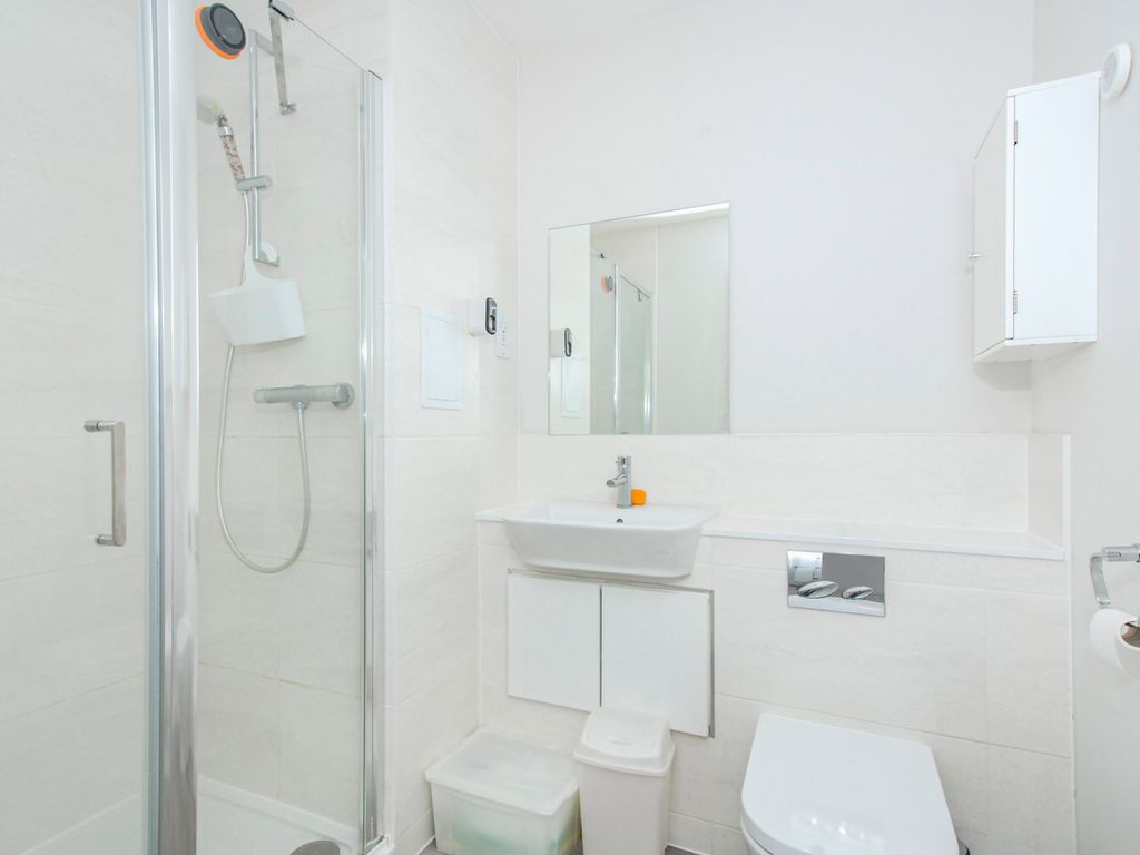 1 bed flat for sale in Harefield Road, Uxbridge UB8, £275,000