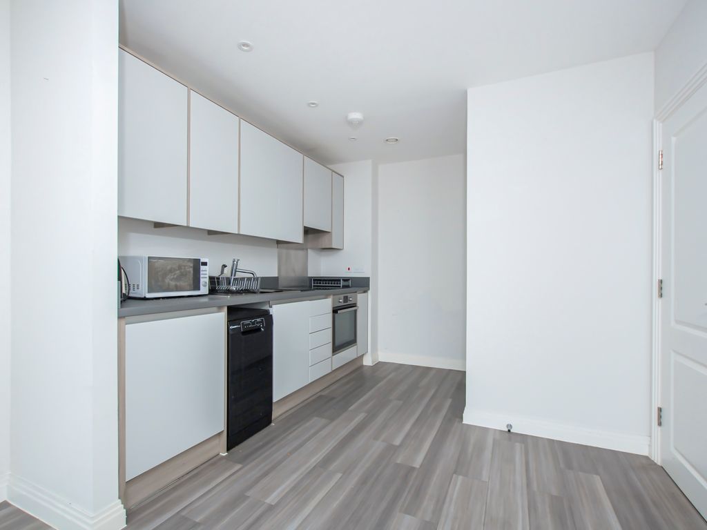 1 bed flat for sale in Harefield Road, Uxbridge UB8, £275,000