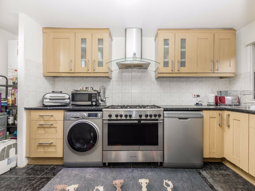 1 bed flat for sale in Wheatley Close, London NW4, £300,000