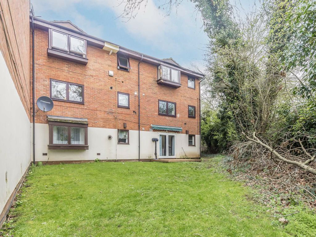 1 bed flat for sale in Wheatley Close, London NW4, £300,000