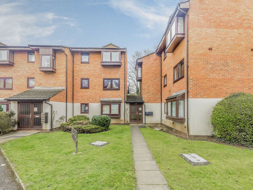 1 bed flat for sale in Wheatley Close, London NW4, £300,000