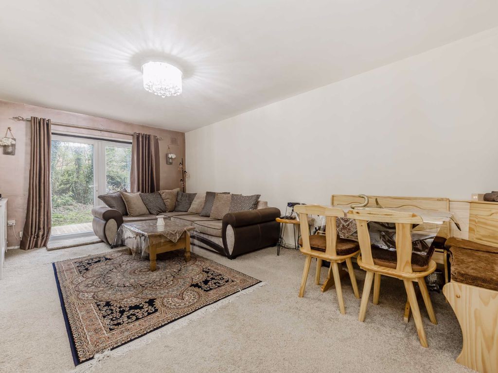 1 bed flat for sale in Wheatley Close, London NW4, £300,000