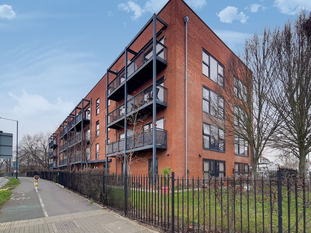 1 bed flat for sale in Forty Avenue, Wembley HA9, £335,000