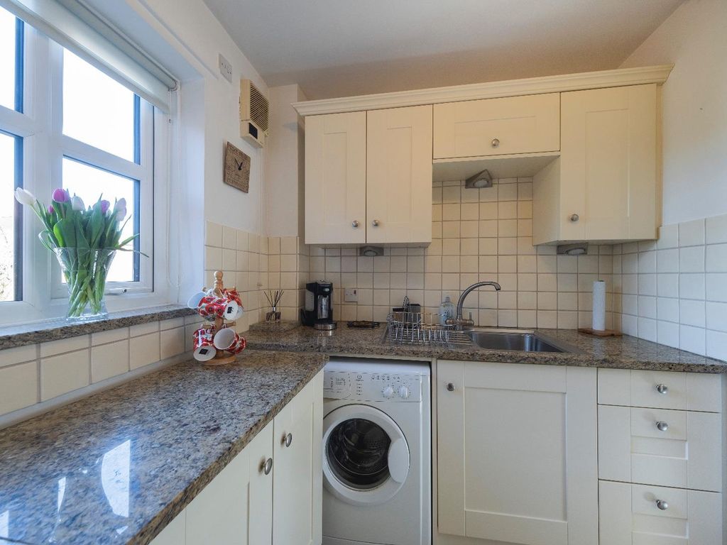 2 bed flat for sale in Rathbone Park, Tarporley CW6, £165,000