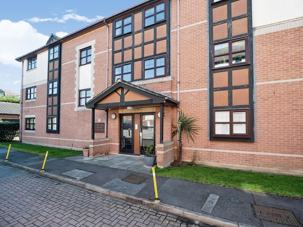 2 bed flat for sale in Celedon Close, Chafford Hundred, Grays RM16, £195,000