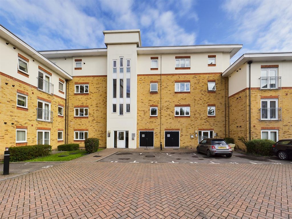2 bed flat for sale in Crawley RH11, £192,500