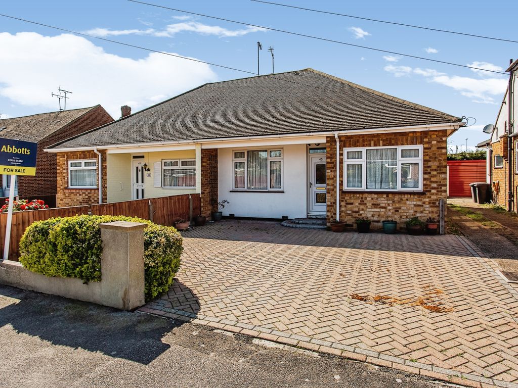 3 bed bungalow for sale in Mansted Gardens, Rochford, Essex SS4, £325,000