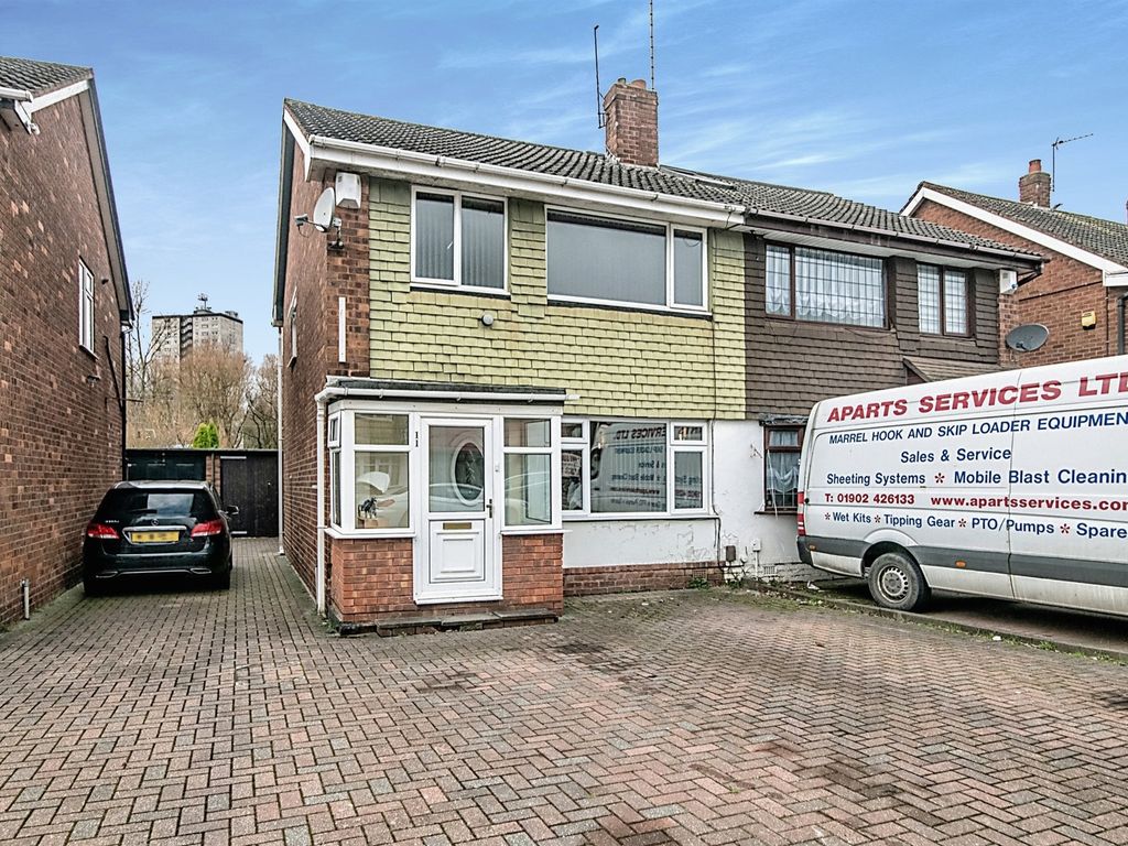 3 bed semi-detached house for sale in Manorford Avenue, West Bromwich B71, £280,000