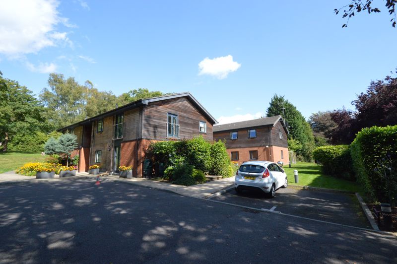 2 bed flat for sale in Wispers Lane, Haslemere GU27, £200,000