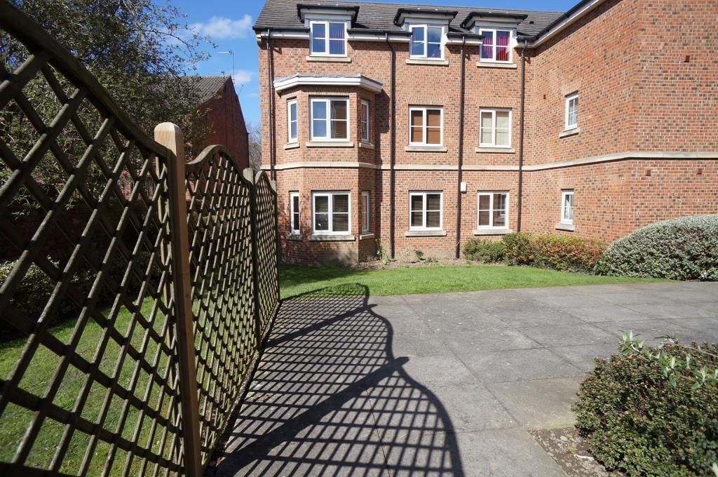 2 bed flat for sale in Castle Grove, Pontefract WF8, £85,000