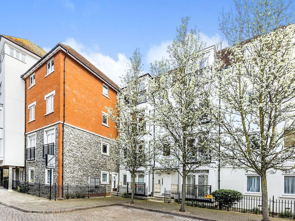 1 bed flat for sale in Old Watling Street, Canterbury CT1, £170,000