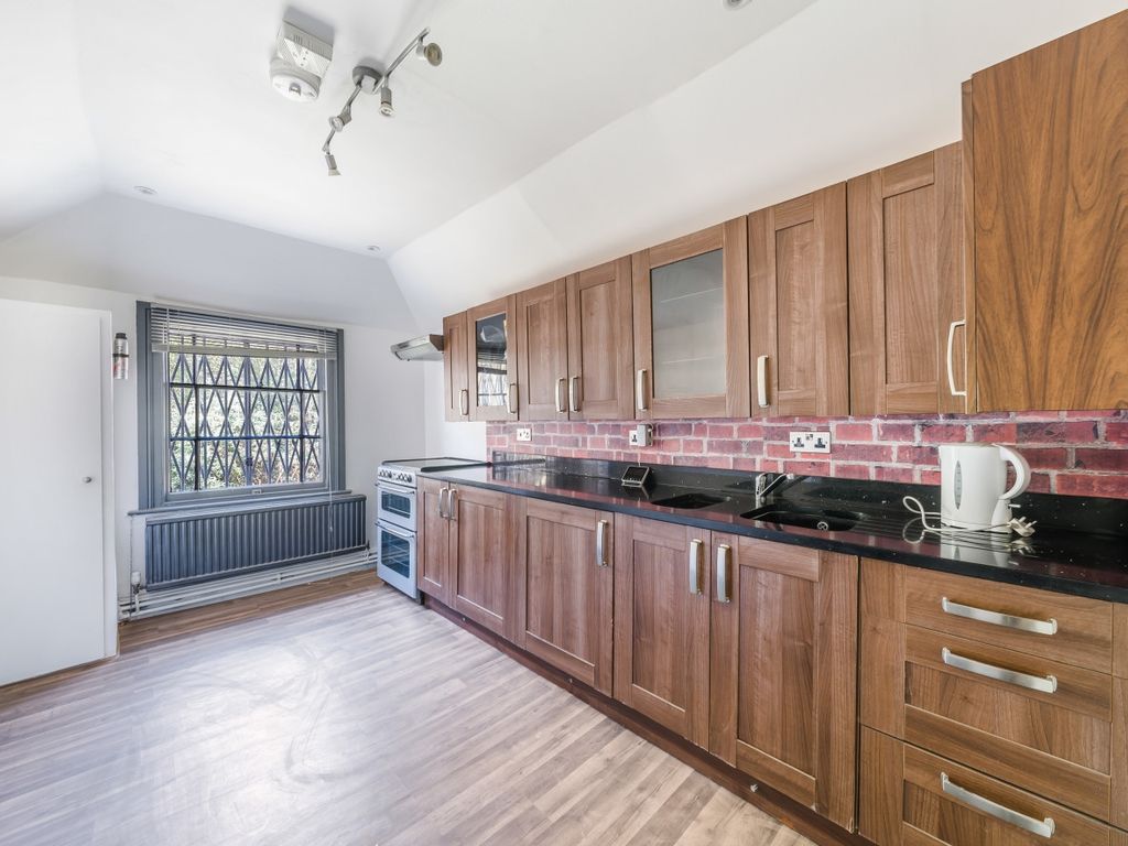 2 bed flat for sale in Catford Hill, London SE6, £275,000