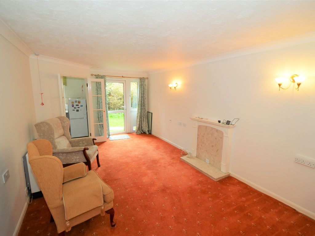 1 bed property for sale in Ground Floor Flat, Hart Dene Court, Bagshot GU19, £125,000