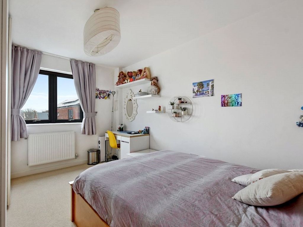 2 bed flat for sale in Leverton Close, London N22, £178,000