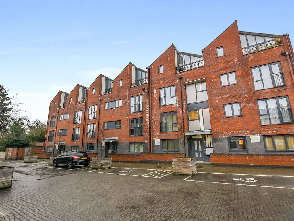 2 bed flat for sale in Leverton Close, London N22, £178,000