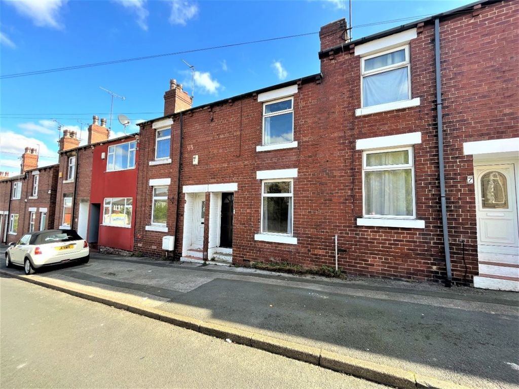 2 bed property for sale in Park Avenue, Normanton WF6, £100,000