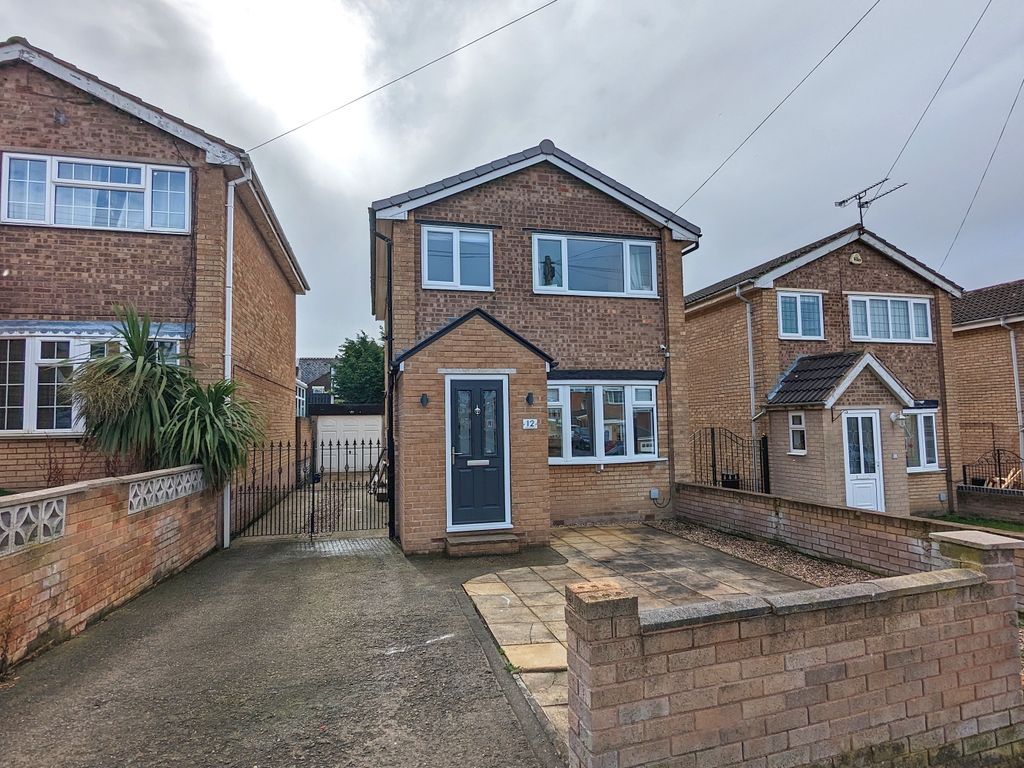 3 bed detached house for sale in Ashbourne Road, Handsworth S13, £220,000