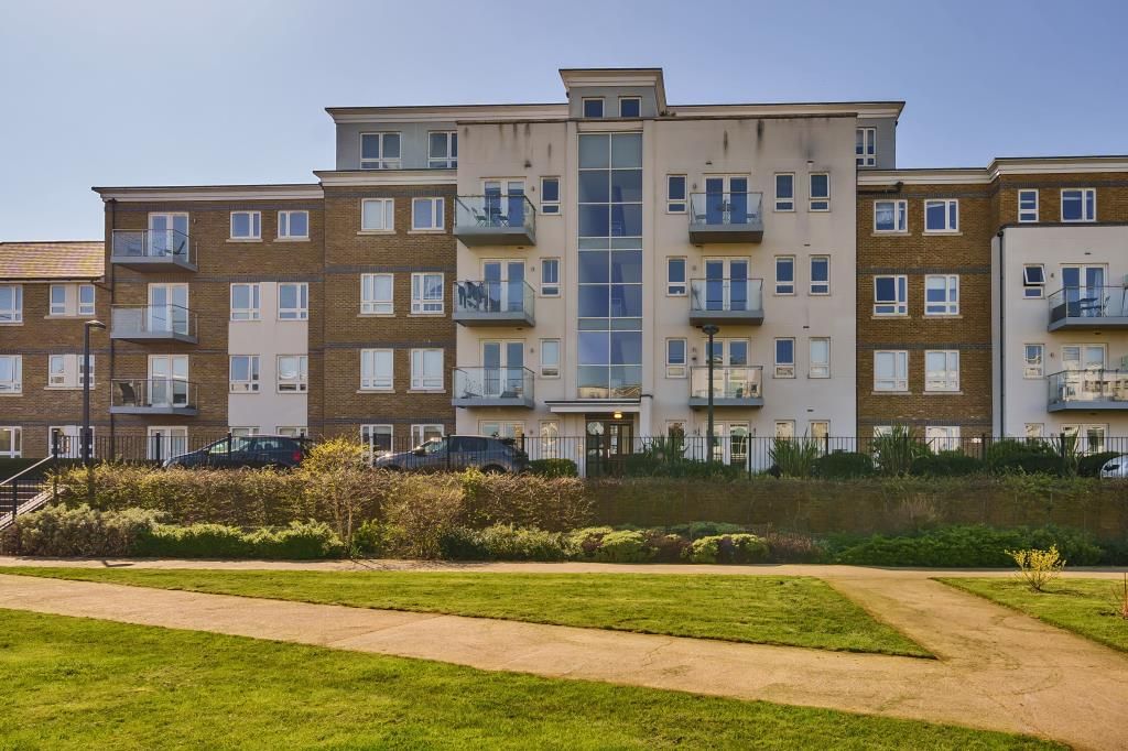 2 bed flat for sale in Maidenhead, Bershire SL6, £300,000