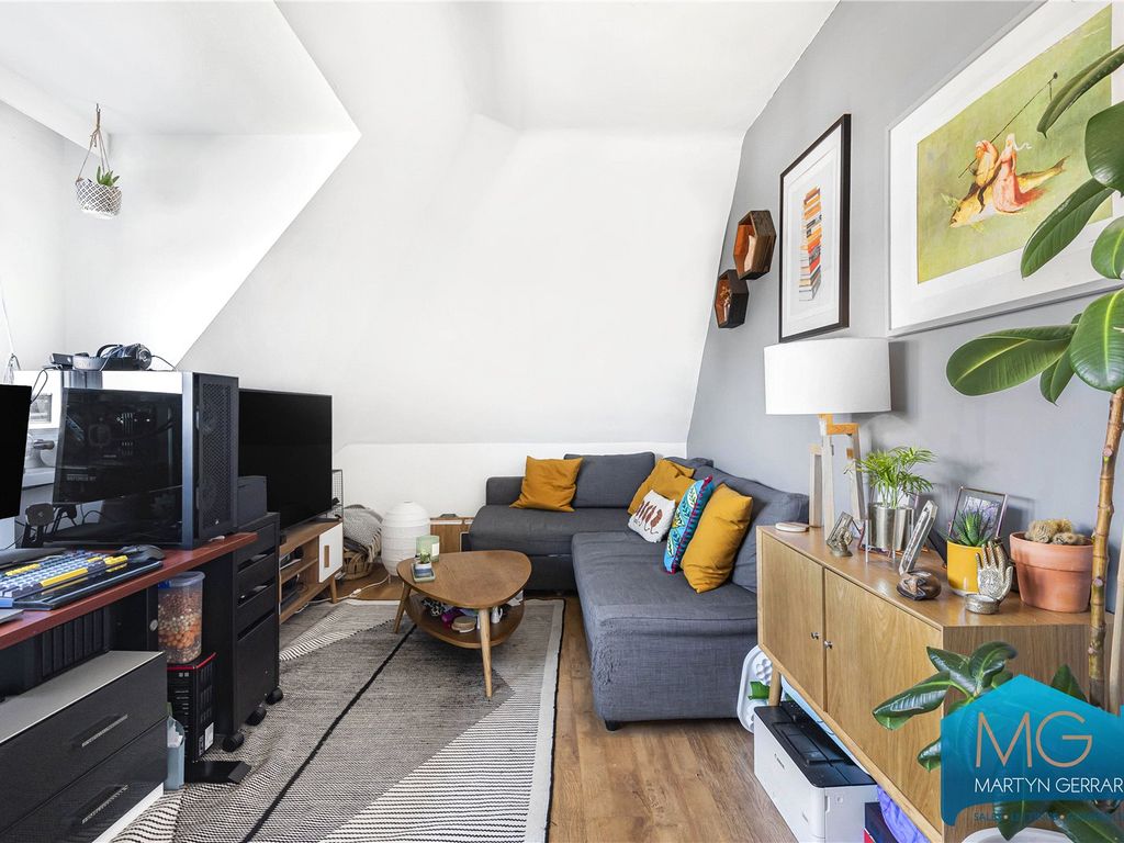 1 bed flat for sale in Granville Place, High Road, London N12, £250,000