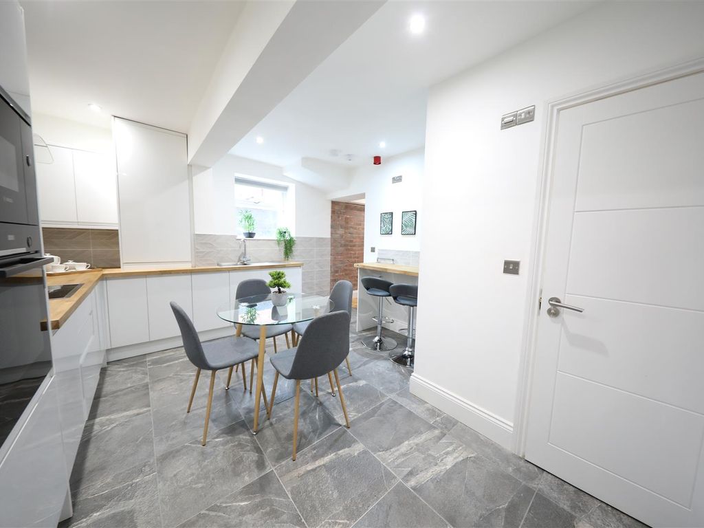 2 bed flat for sale in George Street, Hull HU1, £165,000