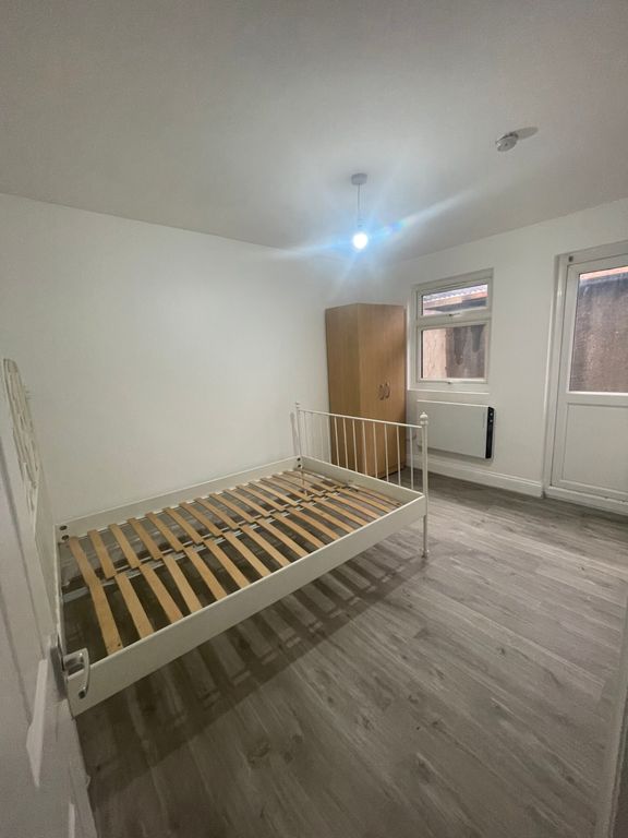 1 bed flat for sale in High Road, London N17, £150,000