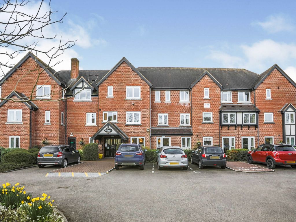 2 bed flat for sale in Swan Court, Banbury Road, Stratford-Upon-Avon CV37, £150,000