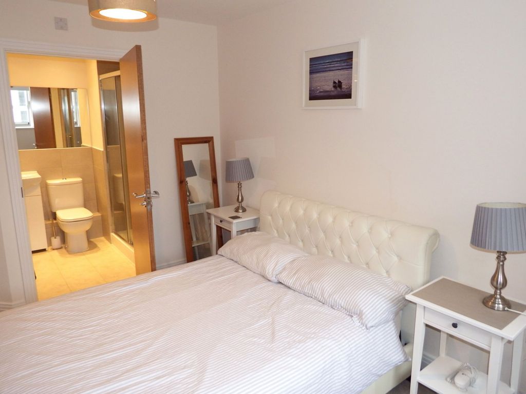 2 bed flat for sale in Swingate, Stevenage, Hertfordshire SG1, £230,000