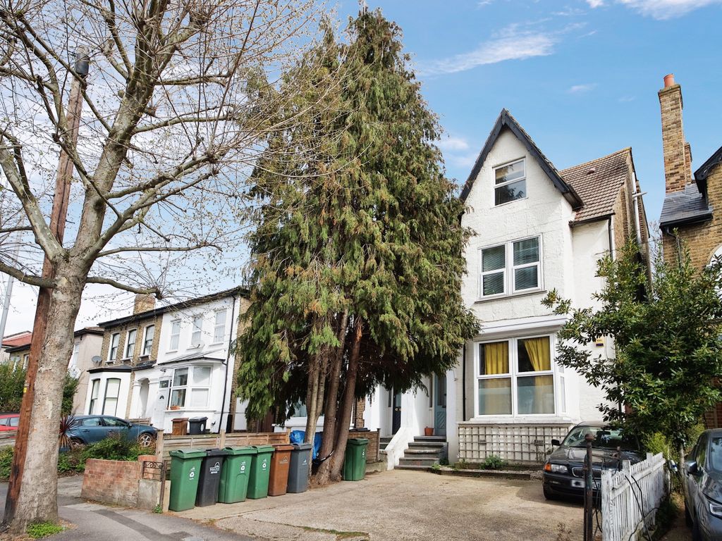 1 bed flat for sale in Fairlop Road, Leytonstone E11, £245,000
