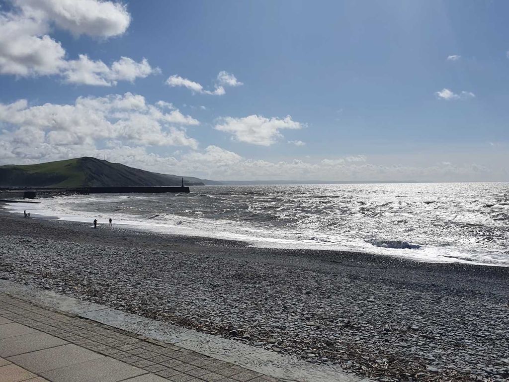 2 bed flat for sale in South Marine Terrace, Aberystwyth SY23, £180,000