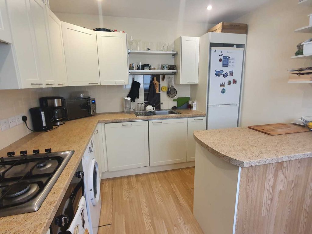 2 bed flat for sale in South Marine Terrace, Aberystwyth SY23, £180,000