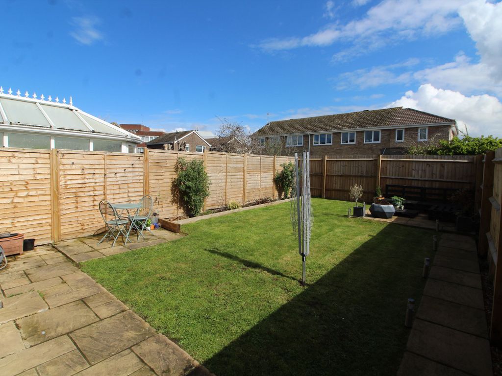 3 bed end terrace house for sale in Medway Close, Newport Pagnell MK16, £320,000