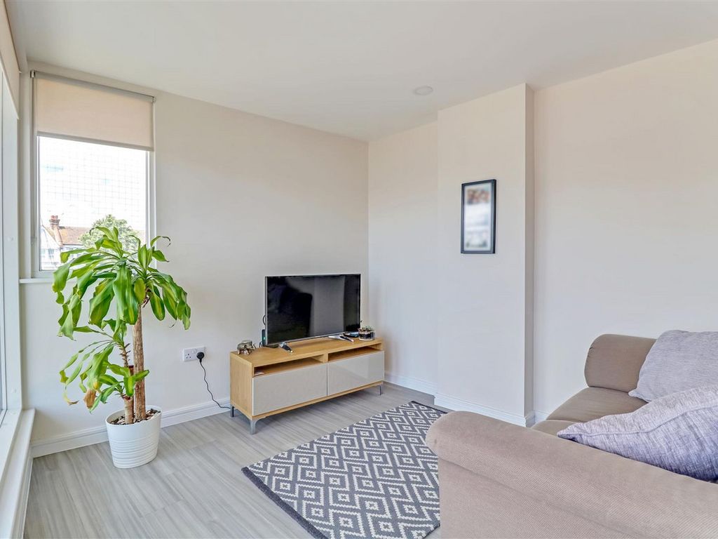 2 bed flat for sale in Broadway, Leigh-On-Sea SS9, £325,000