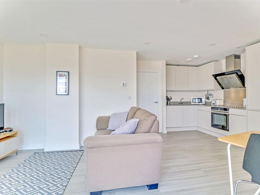 2 bed flat for sale in Broadway, Leigh-On-Sea SS9, £325,000